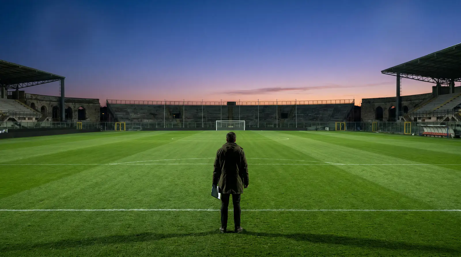 Sportivo concentrato scrive note su tattica calcio con griglia di analisi statistica su sfondo scuro